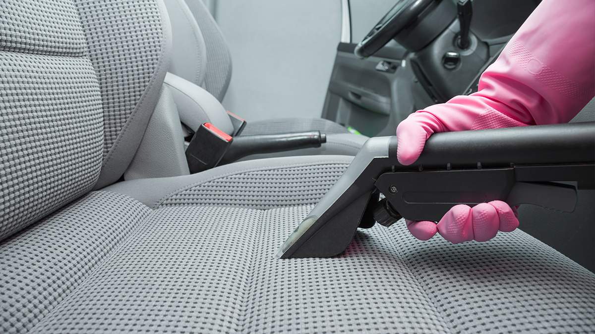 Хімчистка салону: як часто потрібно робити та чому це важливо